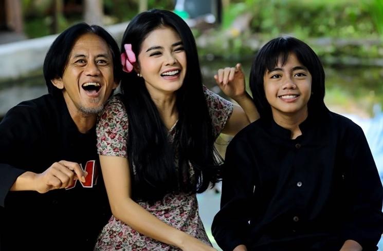 Pesona Istri Epy Kusnandar Bak Siswi SMA (Instagram/@karinaranau9)
