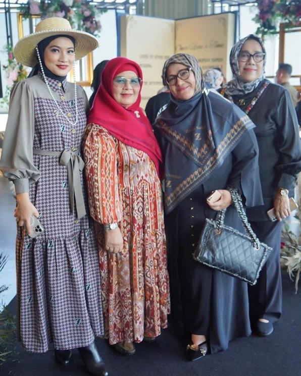 Potret Titi Kamal dan Paula Verhoeven Berhijab. (Instagram/titi_kamall)