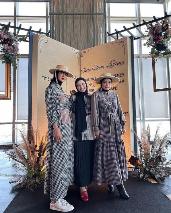 Potret Titi Kamal dan Paula Verhoeven Berhijab. (Instagram/paula_verhoeven)