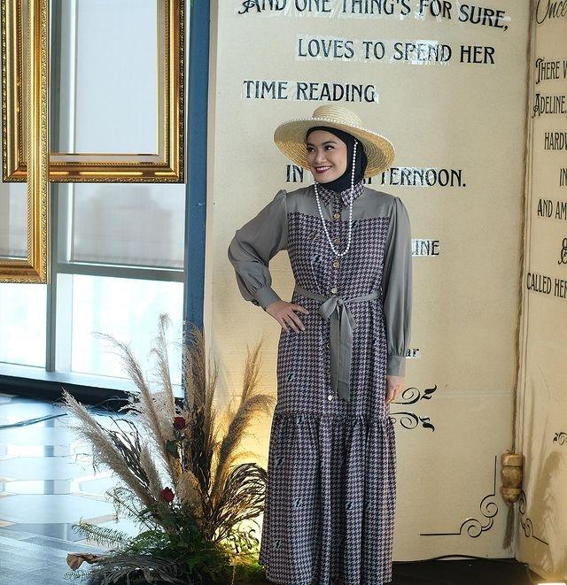 Potret Titi Kamal dan Paula Verhoeven Berhijab. (Instagram/zaskiasungkar15)