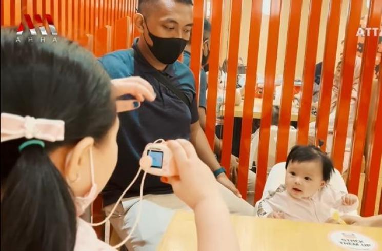 Potret Arsy Hermansyah Momong Ameena (YouTube/AH)