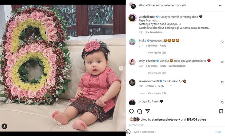 Gaya gemas Ameena rayakan usia 6 bulan. (Instagram/@attahalilintar)