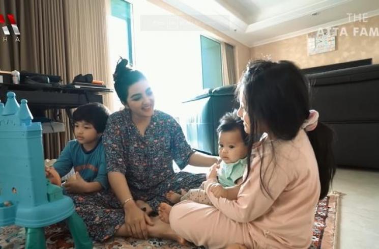 Potret Arsy Hermansyah Momong Ameena (YouTube/AH)