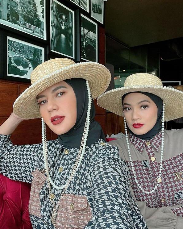 Potret Titi Kamal dan Paula Verhoeven Berhijab. (Instagram/titi_kamall)