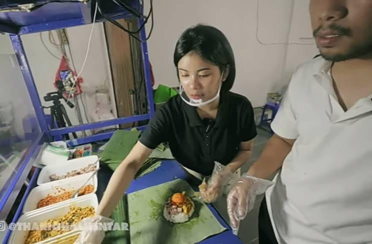  Potret Warung Nasi Bakar Melati Eks JKT48. (YouTube/Thariq Halilintar)