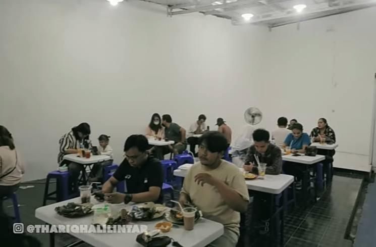  Potret Warung Nasi Bakar Melati Eks JKT48. (YouTube/Thariq Halilintar)