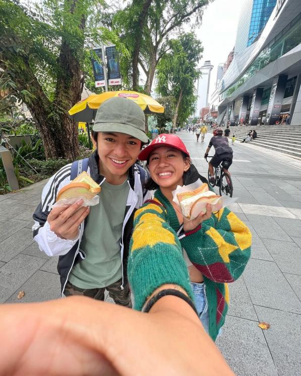 Momen Angga Yunanda Ajak Pacar Liburan ke Singapura (instagram/@shenacinnamon)