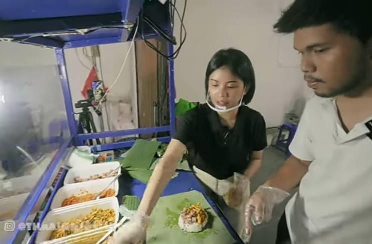  Potret Warung Nasi Bakar Melati Eks JKT48. (YouTube/Thariq Halilintar)