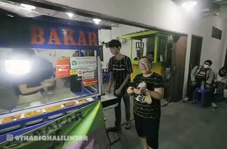  Potret Warung Nasi Bakar Melati Eks JKT48. (YouTube/Thariq Halilintar)