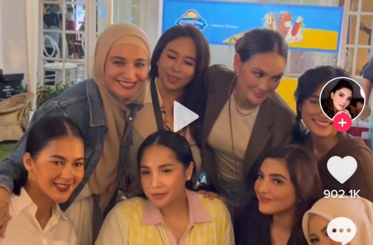 Fuji ikut sesi foto Geng Cendol (TikTok/@ashantyhermansyah)