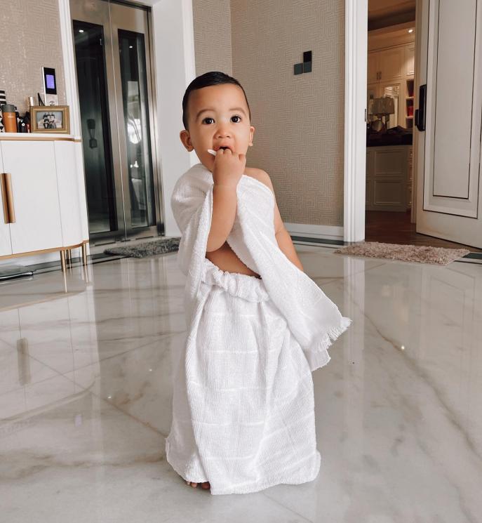 Ukkasya Pakai Baju Ihram Siap Berangkat Umrah. (Instagram/ukkasyahki)