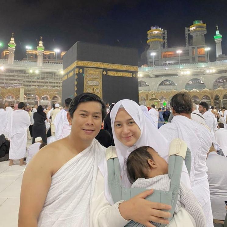 Potret bayi artis ikut umrah. (Instagram/@ninazatulini22)
