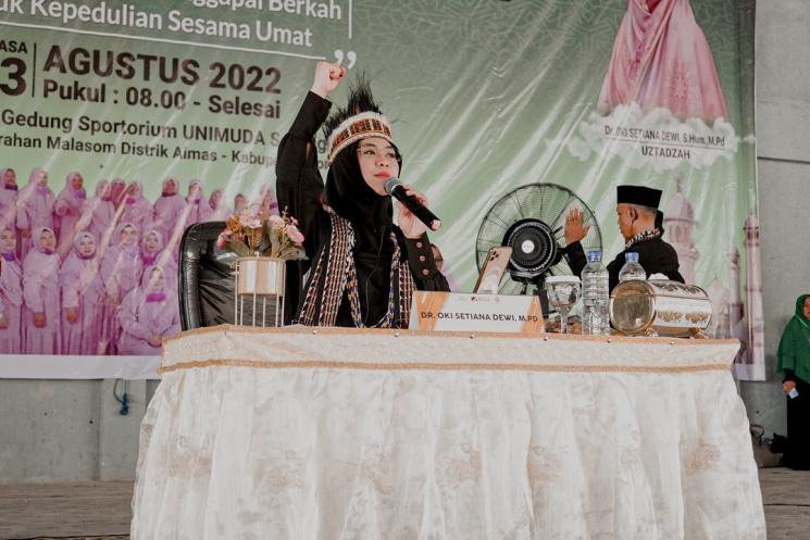 Potret Oki Setiana Dewi dakwah di Papua. (Instagram/okisetianadewi)