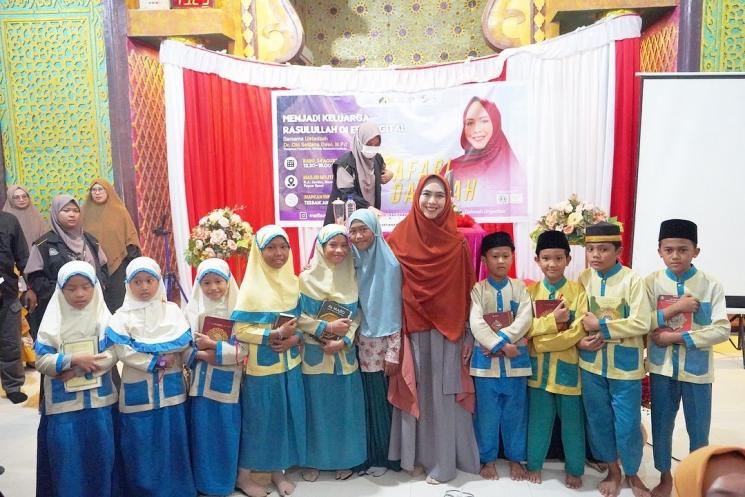 Potret Oki Setiana Dewi dakwah di Papua. (Instagram/okisetianadewi)