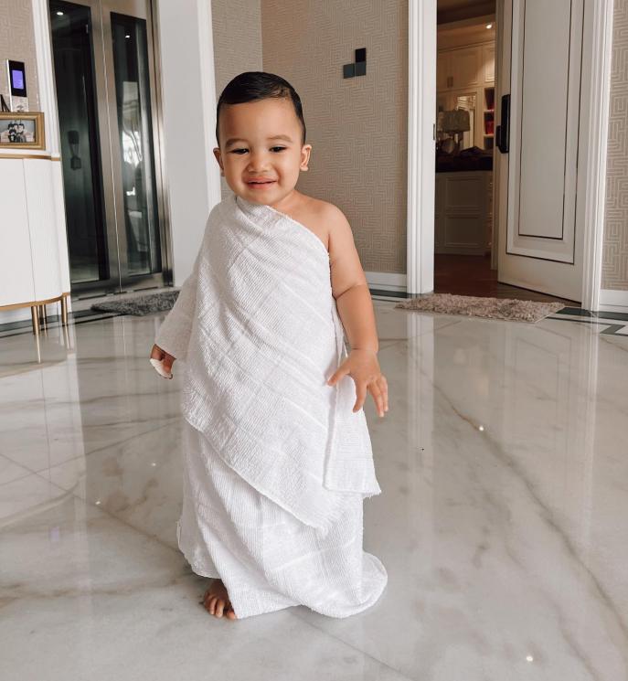 Potret bayi artis ikut umrah. (Instagram/@ukkasyahki)