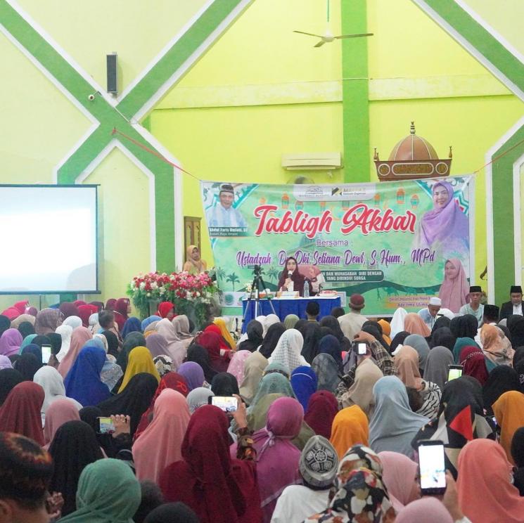 Potret Oki Setiana Dewi dakwah di Papua. (Instagram/okisetianadewi)