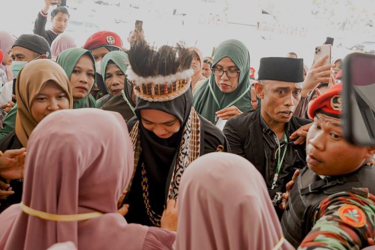 Potret Oki Setiana Dewi dakwah di Papua. (Instagram/okisetianadewi)