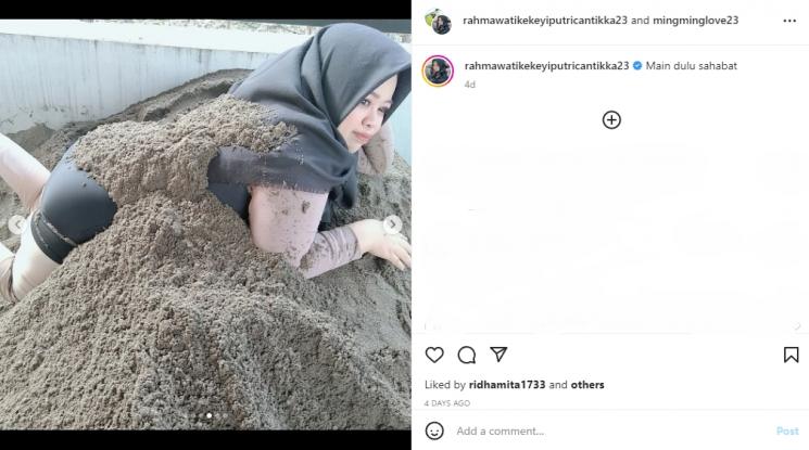 Kekeyi Pamer Potretnya Pakai Bikini. (Instagram/rahmawatikekeyiputricantikka23)