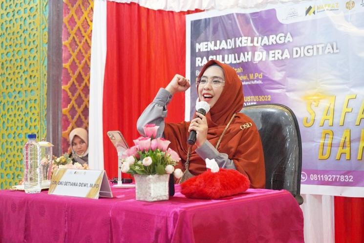 Potret Oki Setiana Dewi dakwah di Papua. (Instagram/okisetianadewi)