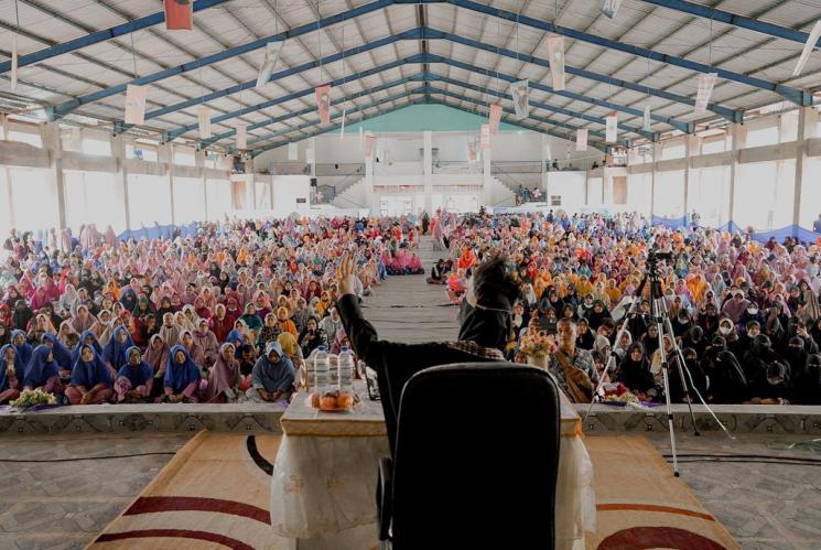 Potret Oki Setiana Dewi dakwah di Papua. (Instagram/okisetianadewi)