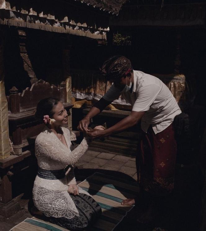 Artis Jalani Prosesi Melukat di Bali (instagram/@arieltatum)