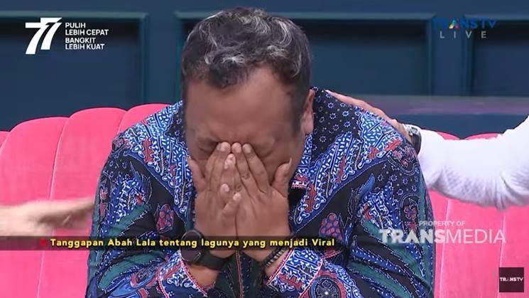 Abah Lala nangis ceritakan perjuangan di balik lagu Ojo Dibandingke. (YouTube/TRANS TV Official)