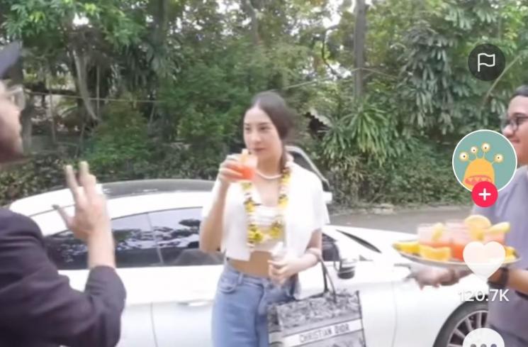 Anya Geraldine disambut pegawai RANS (TikTok/@heyyhoo._)