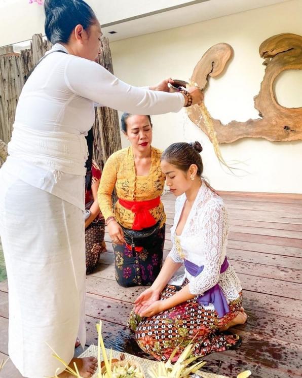 Artis Jalani Prosesi Melukat di Bali (instagram/@inijedar)