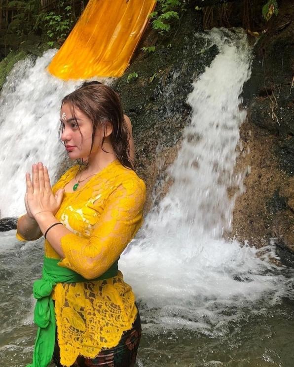 Artis Jalani Prosesi Melukat di Bali (instagram/@ncdpapl)