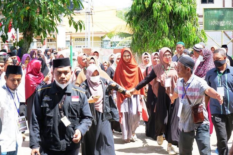 Potret Oki Setiana Dewi dakwah di Papua. (Instagram/okisetianadewi)