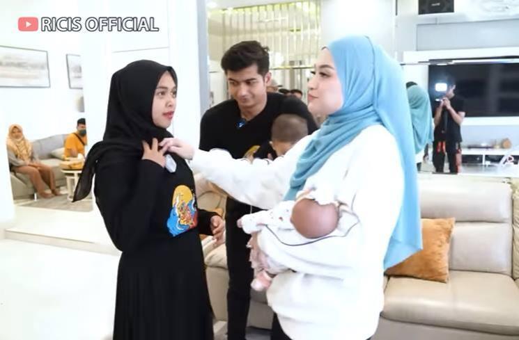 Perhatian kecil Nathalie Holscher ke Ria Ricis. (YouTube/Ricis Official)