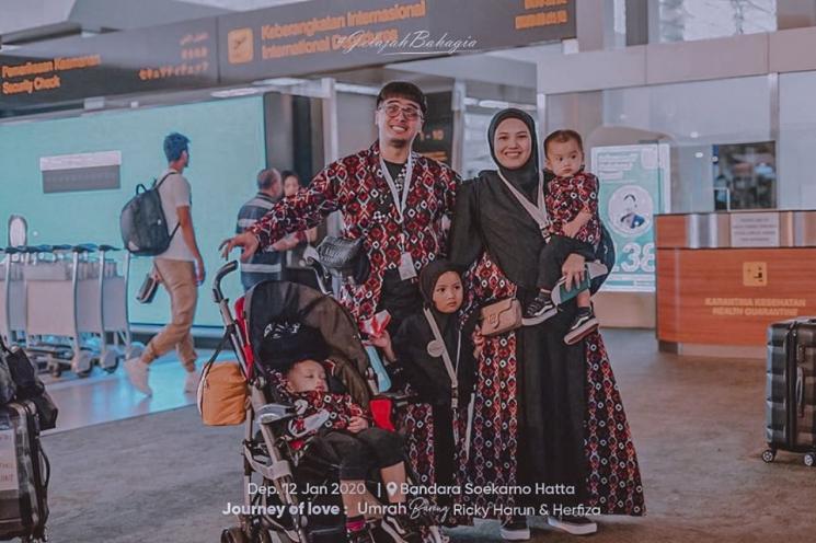 Potret bayi artis ikut umrah. (Instagram/@rickyharun)