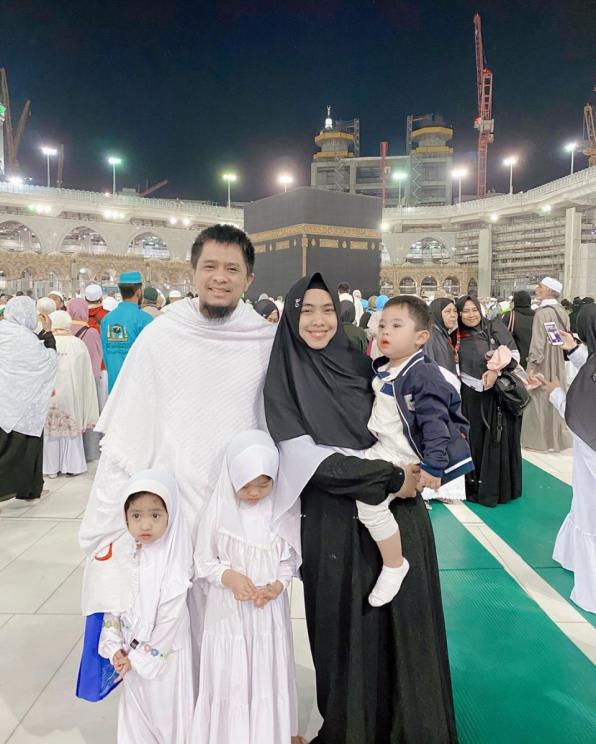 Potret bayi artis ikut umrah. (Instagram/okisetianadewi)