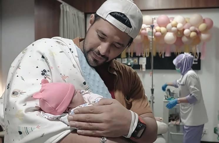 Potret Wajah Puti Sabai Anak Kedua Irish Bella. (YouTube/AISH TV)