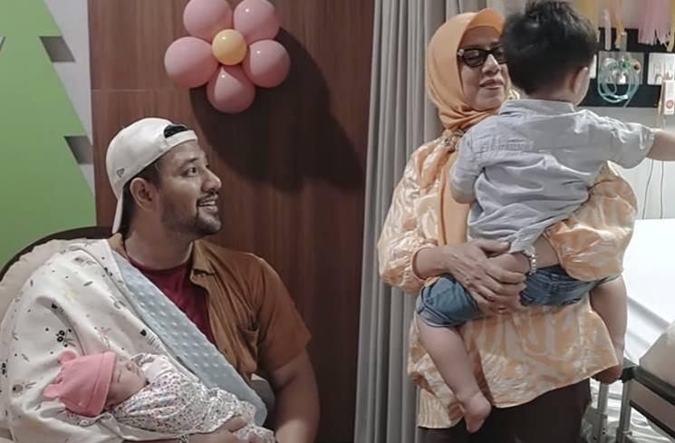 Potret Wajah Puti Sabai Anak Kedua Irish Bella. (YouTube/AISH TV)