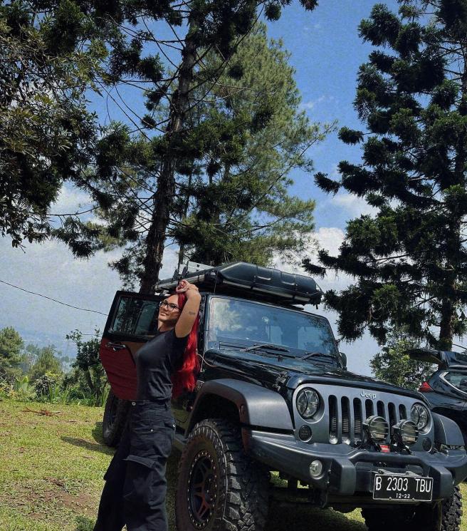 Foto Shafa Harris dengan rambut merah. (Instagram/@shafaharris)