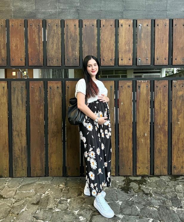 Potret Baby Bump Yasmin Ow. (Instagram/yxsmine.ow)