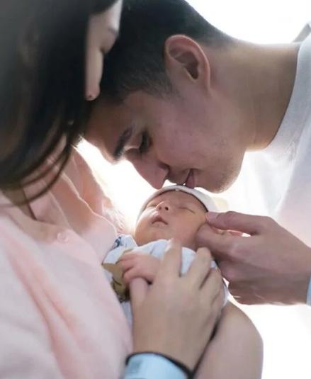 Potret Marcel Chandrawinata Momong Anak. (Instagram/marcelchandra)