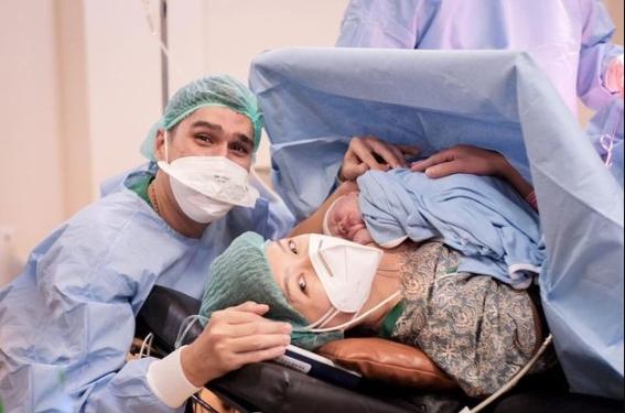 Potret Marcel Chandrawinata Momong Anak. (Instagram/marcelchandra)