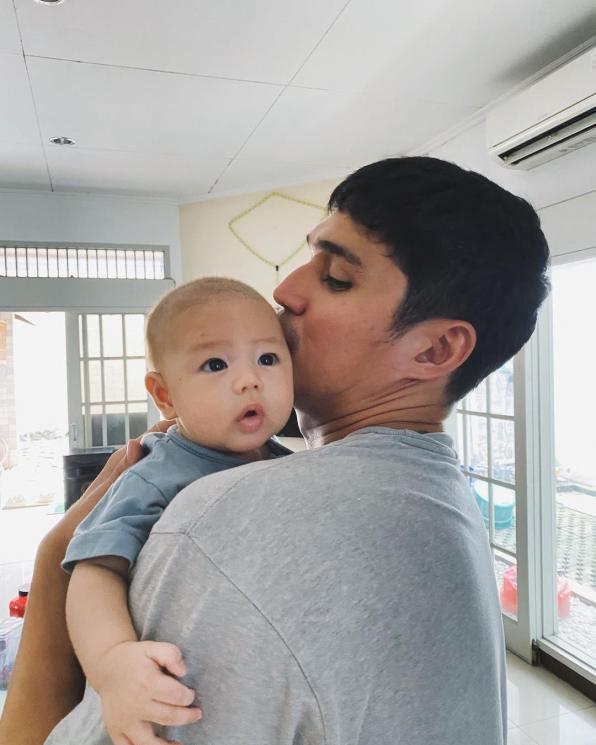 Potret Marcel Chandrawinata Momong Anak. (Instagram/deasypriscilla)