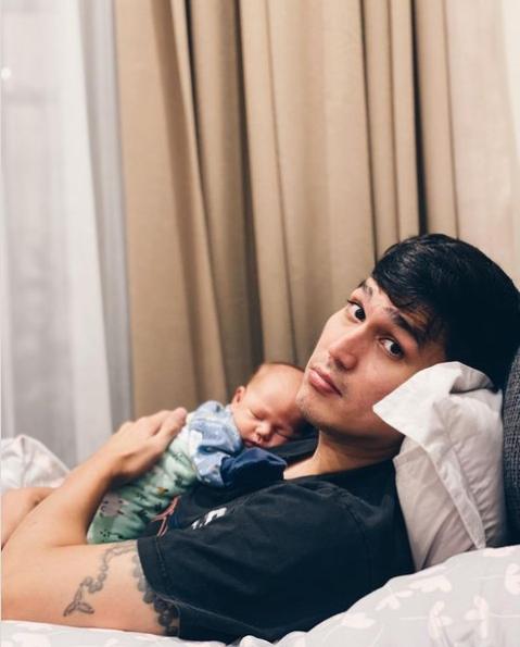 Potret Marcel Chandrawinata Momong Anak. (Instagram/deasypriscilla)