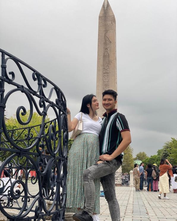 Potret Baby Bump Yasmin Ow. (Instagram/real_aditya1)