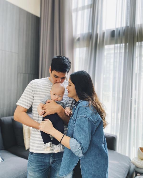 Potret Marcel Chandrawinata Momong Anak. (Instagram/deasypriscilla)