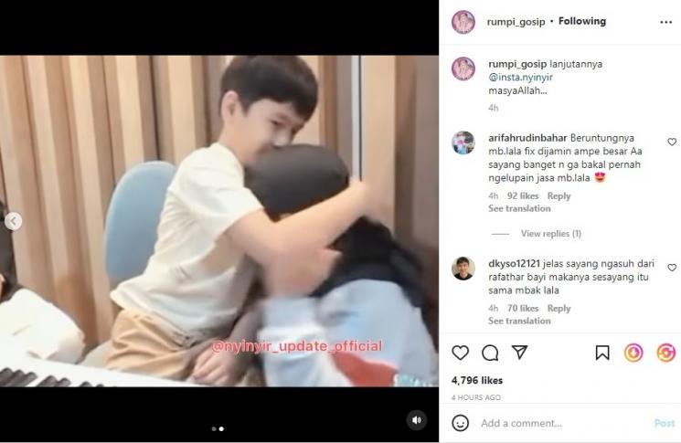 Rafathar tak sengaja senggol kepala Mbak Lala. (Instagram/rumpi_gosip)