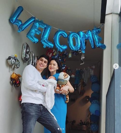 Potret Marcel Chandrawinata Momong Anak. (Instagram/deasypriscilla)