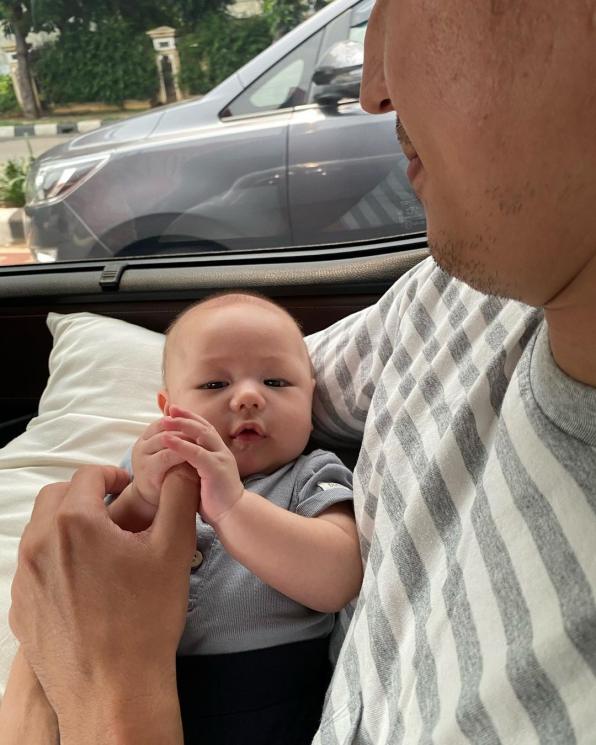 Potret Marcel Chandrawinata Momong Anak. (Instagram/deasypriscilla)