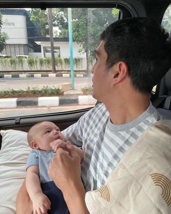 Potret Marcel Chandrawinata Momong Anak. (Instagram/deasypriscilla)