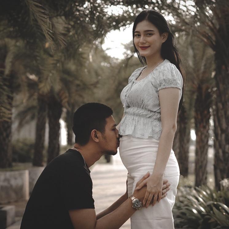 Potret Baby Bump Yasmin Ow. (Instagram/real_aditya1)