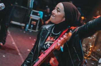 10 Potret Chua Kotak Berhijab, Gayanya Tetap Rock Abis