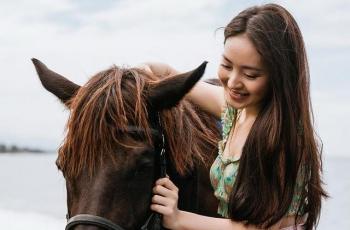 6 Potret Natasha Wilona Naik Kuda di Pantai, Cantik dan Tak Kenal Takut
